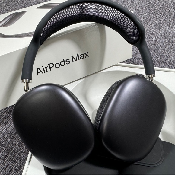 AirPods Max with Smart Case Space Gray (Send Offers) - Picture 7 of 8